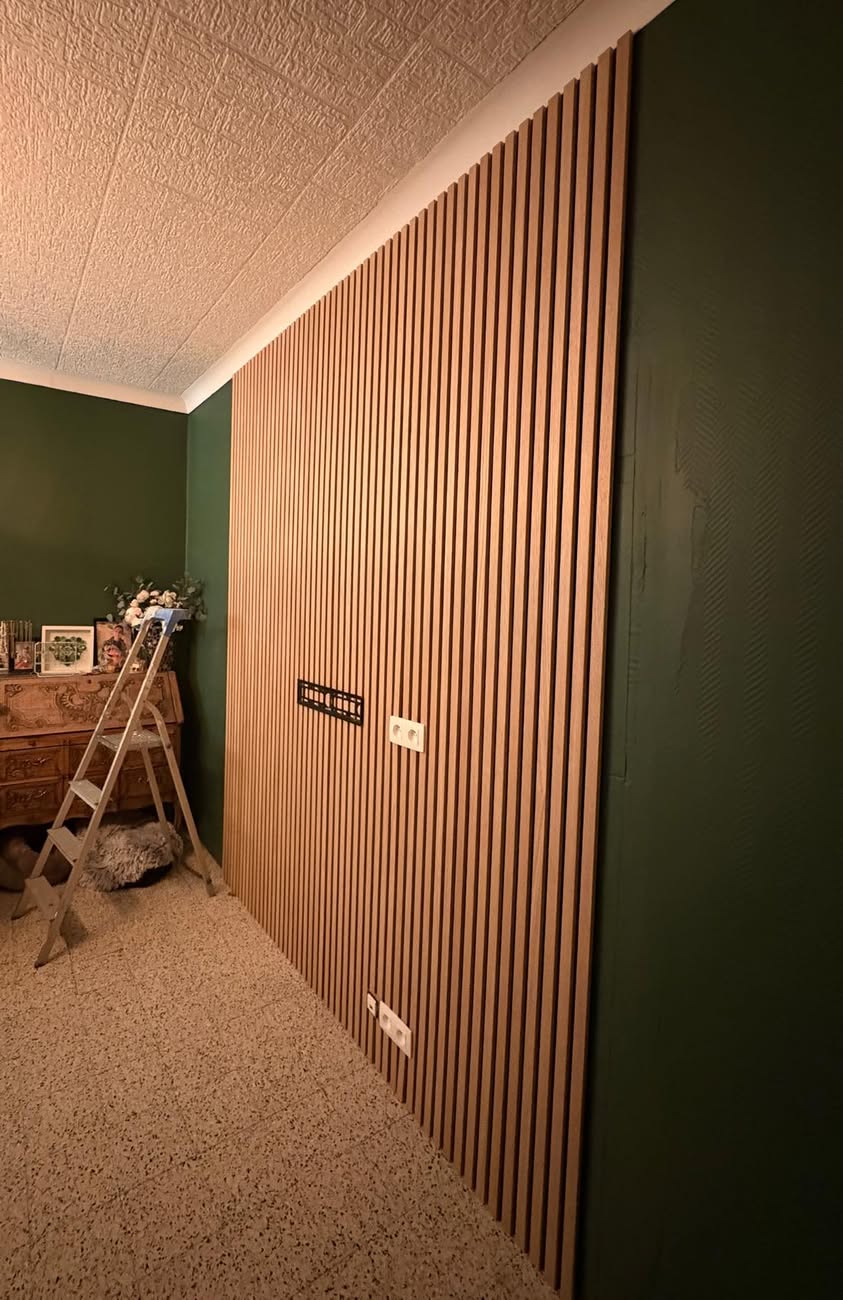 Habillage mur en tasseaux de bois - aménagement salon à Liège par TS Pro-Tech
